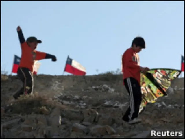 Niños juegan cerca de la mina San José, en Chile