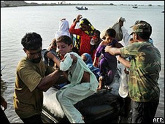Soldados ajudam vítimas das enchentes na província de Sindh, Paquistão