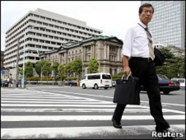 Hombre camina frente al Banco Central de Japón