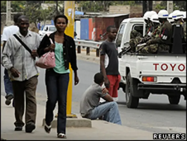 La policía patrulla las calles de Maputo, Mozambique