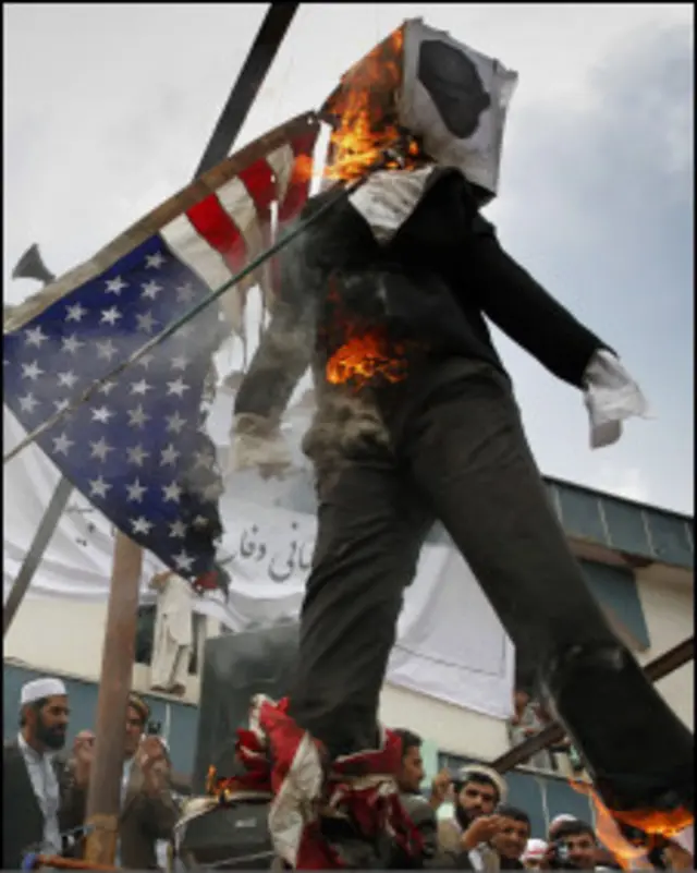 ٹیری جونز کے قرآن نذرِ آتش کرنے کے منصوبے پر دنیا بھی میں ان کی مذمت کی جا رہی تھی اور ان سے مطالبہ کیا گیا تھا کہ وہ اپنے ارادے سے باز رہیں