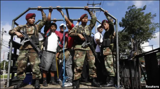 Армейский грузовик с пассажирами