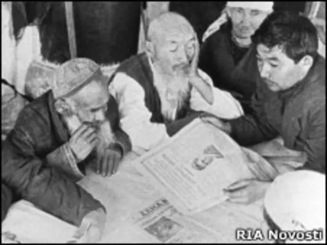 Агитация стариков на выборы в Казахской ССР. Фото РИА Новости