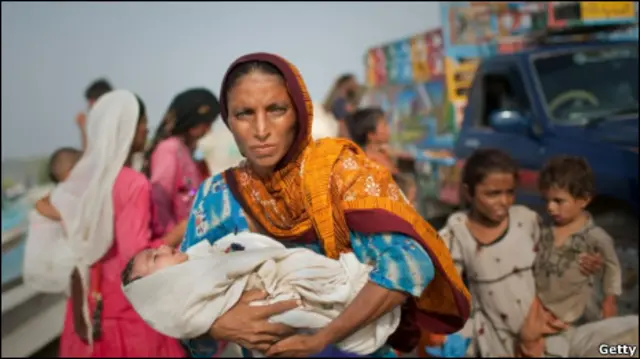 رپورٹ کے مطابق پاکستان میں تیل کی قیمتیں گرنے سے مہنگائی کم ہوئی ہے جو اقتصادی ترقی کے لیے ایک مثبت اقدام ہے