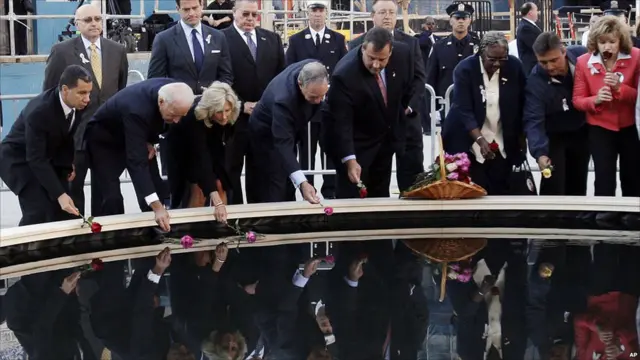 Autoridades haciendo una ofrenda floral