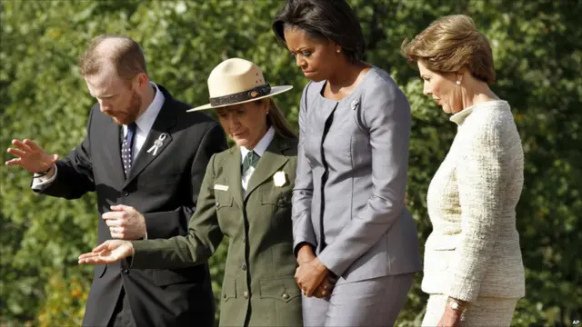 La primera dama Michelle Obama y su predecesora Laura Bush en Pensilvania.