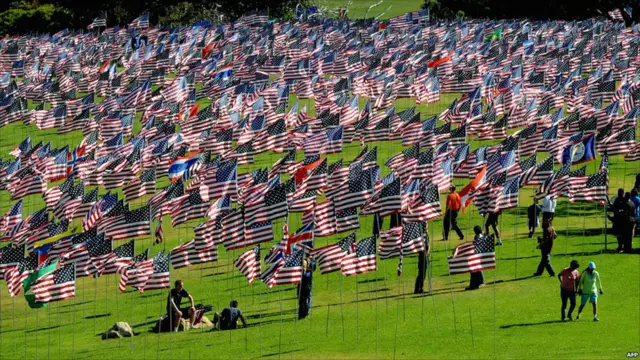 Banderas de Estados Unidos en una universidad de Malibú