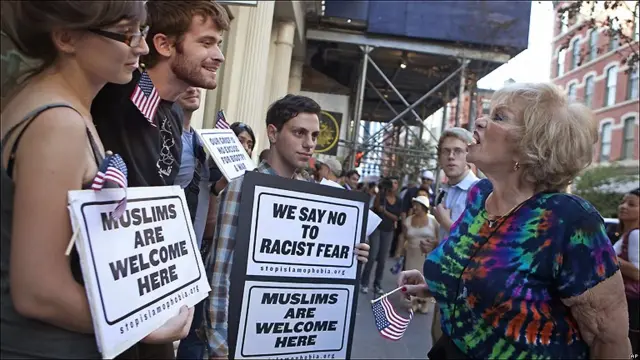 Una mujer discute con varios manifestantes partidarios de la construcción de una mezquita cerca de la zona cero.