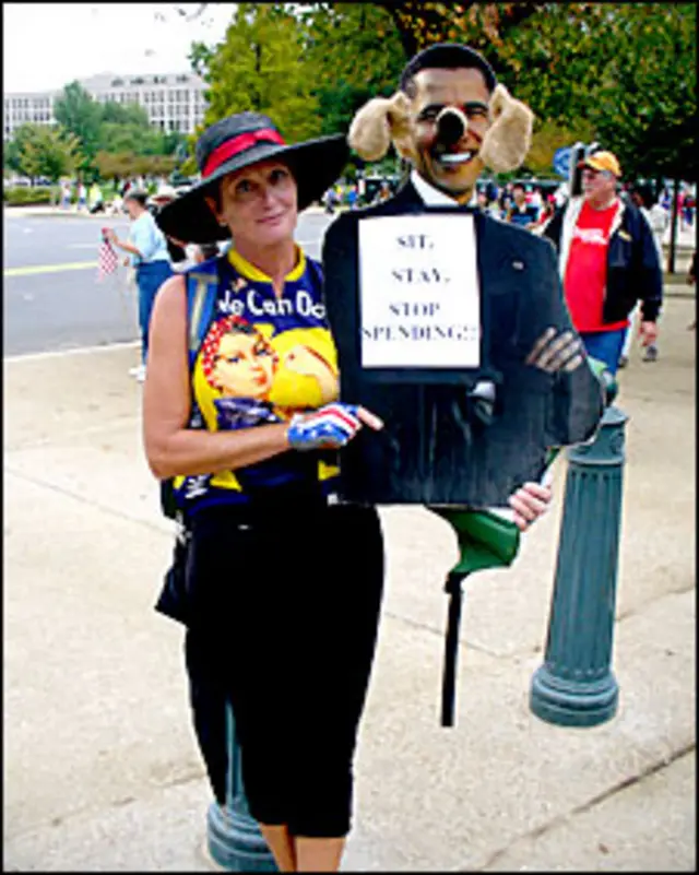 Бренда Уайт с плакатом