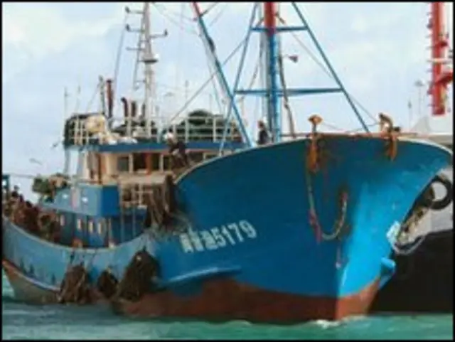 Kapal pukat Cina menerjang kapal patroli Jepang 