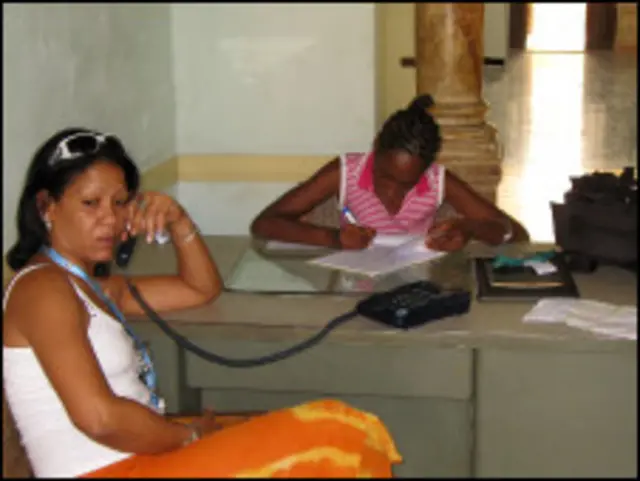 Oficinistas en Cuba (Foto: Raquel Pérez)