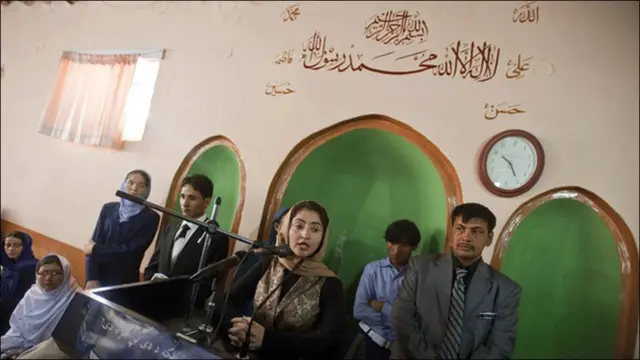 فرخنده زهرا نادری، از نامزدهای انتخابات مجلس در کابل، در حال سخنرانی در یکی از مساجد این شهر