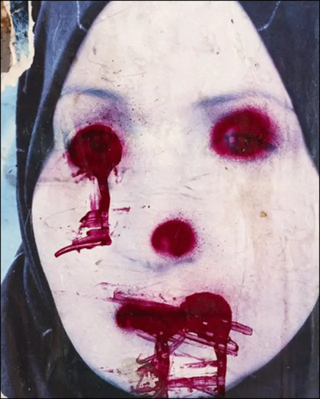 ایجاد ترس و وحشت؛ حمله به تصویر یکی از نامزدهای انتخابات مجلس. نامزدهای زن در افغانستان با تهدیدهای زیادی روبرو هستند