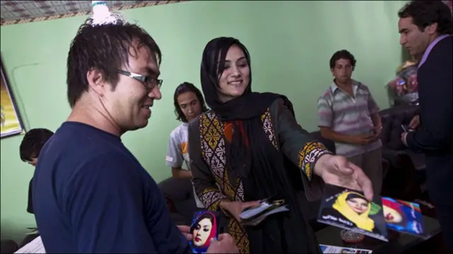 روبینا جلالی در حال دیدار با هوادارانش در کابل