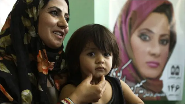 سیمین بارکزی یکی از نامزدها با دخترش در یک گردهمایی انتخاباتی 