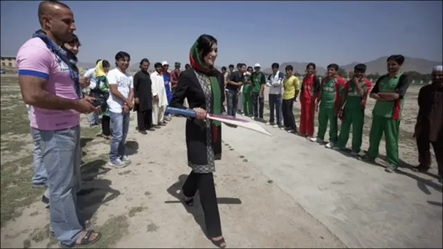 روبینا جلالی، 25 ساله، در حال بازدید از یک تیم محلی کریکت در کابل. خانم جلالی سابقه ورزشی دارد و در مسابقات المپیک پکن شرکت کرده بود