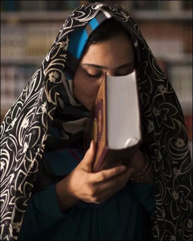 فرزانه منصوری پیش از رفتن به یک گردهمایی انتخاباتی، قرآن را می بوسد