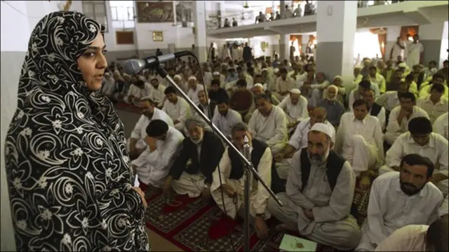 فرزانه منصوری، نامزد انتخابات مجلس در یک مسجد برای مردان سخنرانی می کند