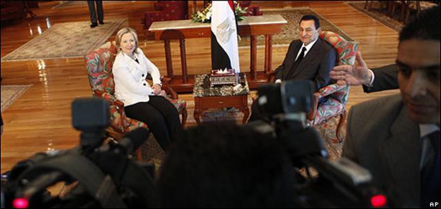 Hilary Clinton y  presidente egipcio Hosni Mubarak 