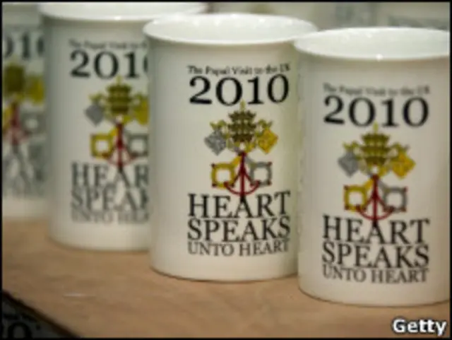 Canecas comemorativas da visita papal ao Reino Unido