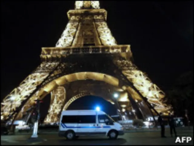 Полиция у Эйфелевой башни