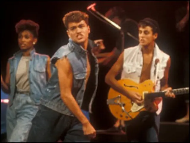 乔治·迈克尔（中）在威猛乐队表演