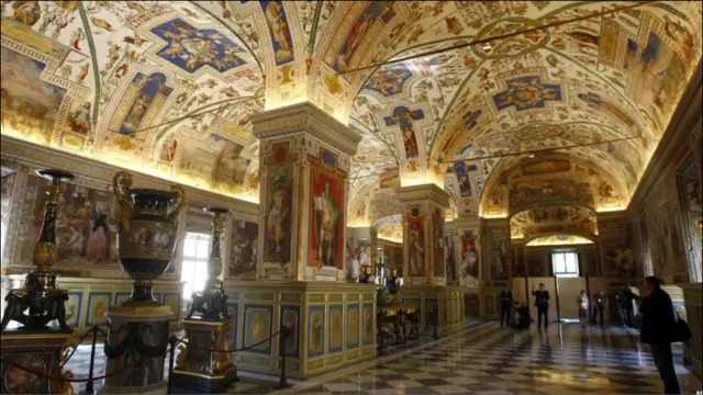 Nằm bên trong Tòa thánh Vatican, thư viện chứa hơn 75 nghìn văn bản và cả Codex B, bộ Kinh Thánh hoàn chỉnh cổ nhất, cùng các bộ sưu tập tiền xu, huy chương, bản in và các chạm khắc.