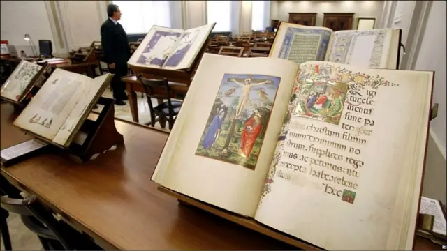 Các bản ghi chép cổ được giữ gìn trong hầm chống bom trước khi được đưa ra phòng đọc được thiết kế để chống lại các điều kiện thời tiết, nơi mọi người không được đem theo bút, thức ăn hay đồ uống. 