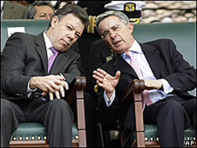 El presidente de Colombia, Juan Manuel Santos, y el ex mandatario Álvaro Uribe, en un acto previo a la asunción del primero