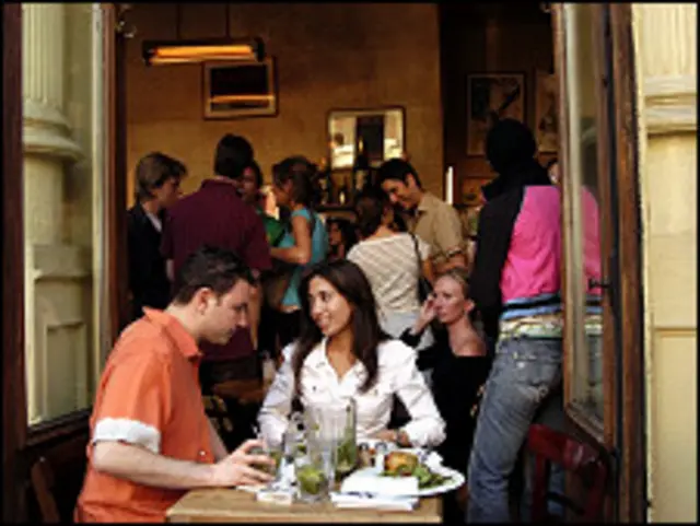 Una pareja en un bar