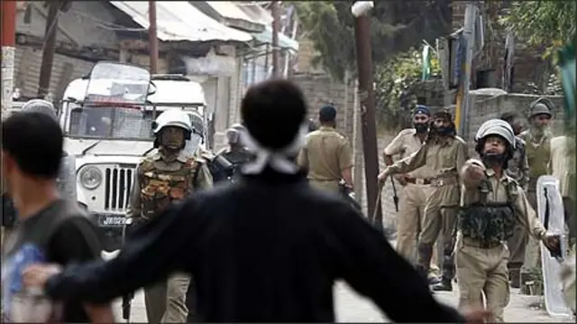 कश्मीर में एक ओर जहाँ सर्वदलीय प्रतिनिधिमंडल दौरे पर था, वहीं कई जगहों पर आम लोगों के विरोध को भी बेक़ाबू होने से रोकने की कोशिशें हुईं.