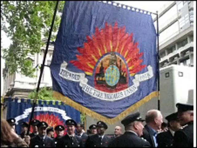 Пожарные на марше в Лондоне