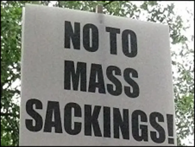 Нет массовым увольнениям - гласит плакат