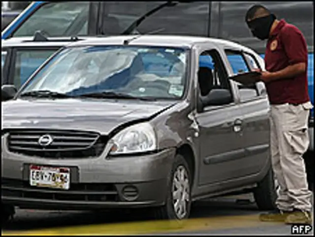 Un policía trabaja en la escena del ataque