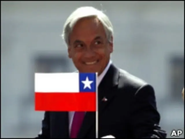 Sebastián Piñera sostiene una bandera chilena