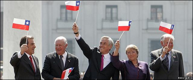 El presidente de Chile, Sebastián Piñera, acompañado de los ex presidentes.