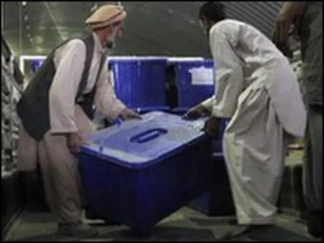 Petugas mengangkut TPS