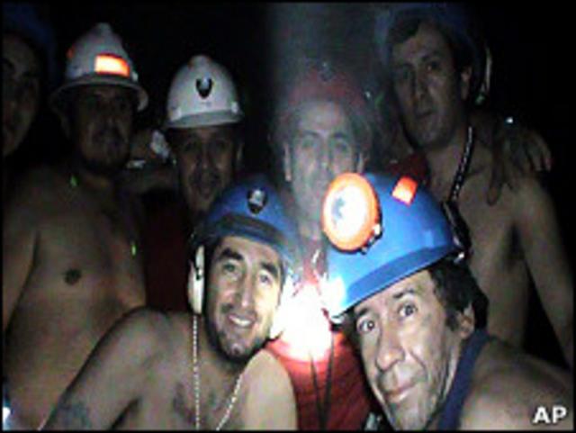Algunos de los mineros posan ante la cámara