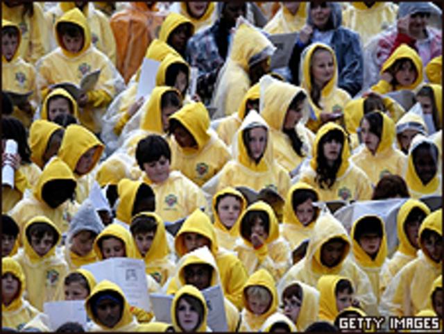 Multitud espera al Papa en Birmingham.