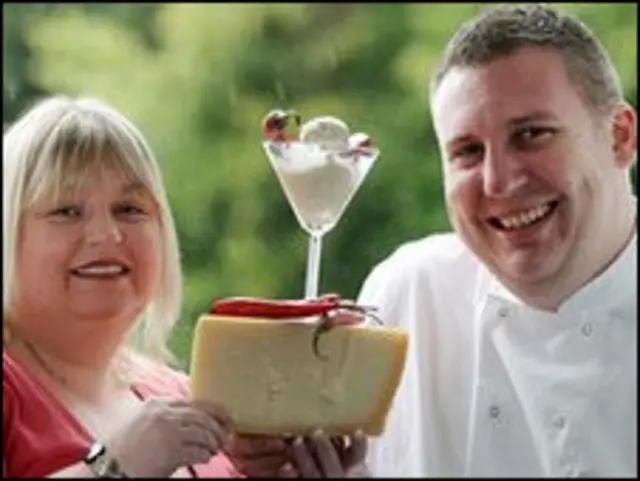 Rachel Lowther, criadora do sorvete, posa com o dono do restaurante, Dermot Regan. Foto: Paul Moane/Divulgação