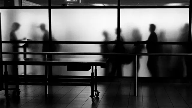 Силуэты людей за стеклом