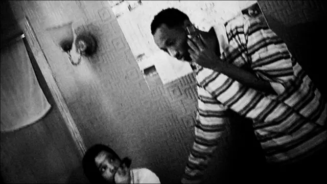 Мужчина разговаривает по телефону, другой на него смотрит