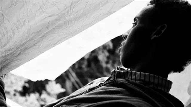 Мальчик-африканец смотрит в окно