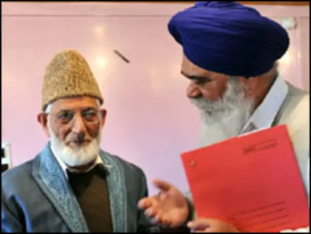 Syed Ali Shah Geelani (kiri) bertemu dengan anggota delegasi anggota parlemen India