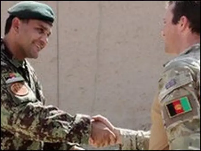 英军同曾经共同作战的阿富汗部队道别。