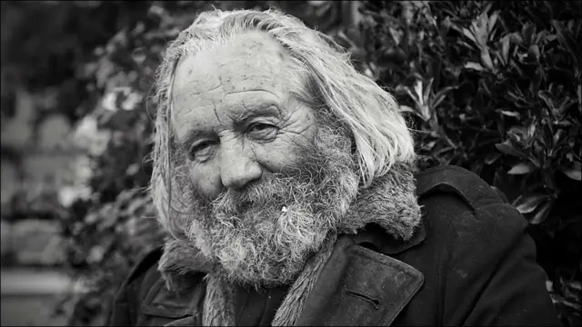 Британія. Хуан Крегін: Я побачив цього літнього чоловіка біля Вестмінстерського аббатства в Лондоні. Він сидів із порожньою склянкою в руках. Його обличчя видалось мені дуже цікавим. Я підійшов ближче, щоб запитати, чи можу я його сфотографувати. Він розповів мені, як змінився Лондон і як це вплинуло на його життя...