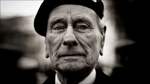 Британія. Керсті Мітчелл: Я зробила цю фотографію 9 листопада 2008 року. Це був недільний парад на День пам'яті загиблих у війнах. Людину на фото звати Лен Хейл. Йому 86 років. Він служив у ВПС і того холодного недільного ранку пройшов увесь маршрут параду.