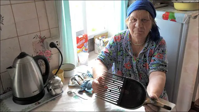 Росія. Іван Демент'євський: У цьому селі Гридіно на березі Білого моря у Південній Карелії колись жило більше 900 людей, був колгосп-мільйонер. Рибалки продавали рибу, ходили в море і торгували з Архенгельськом. Тепер у селі трохи більше 60 мешканців, і практично всі вони пенсіонери. Влітку в село приїжджають родичі, взимку тут дуже мало людей. Ось такими грабалками і досі користуються мешканці села. Я уважно їх роздивився - вони вже не раз ламались, їх ремонтують і знову використовують.