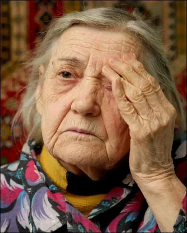 83-річна пенсіонерка Зінаїда Парфьонова - учасниця війни і ветеран праці. Після війни працювала на шахті №1 "Імені Челюскінців" у Донецькій області. Нині у пенсіонерки поганий зір, але вона пам'ятає прізвища всіх, окрім останнього, керівників місцевого райвиконкому Індустріального району. Зйомка 26 січня 2008 року. Дніпропетровськ. УНІАН