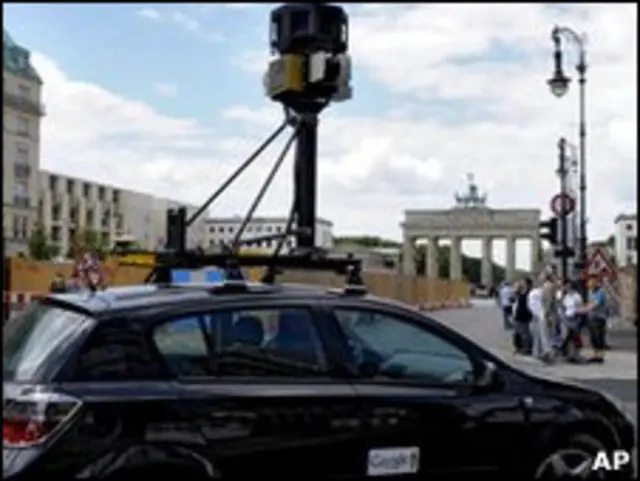 Автомобіль з камерою спостереження